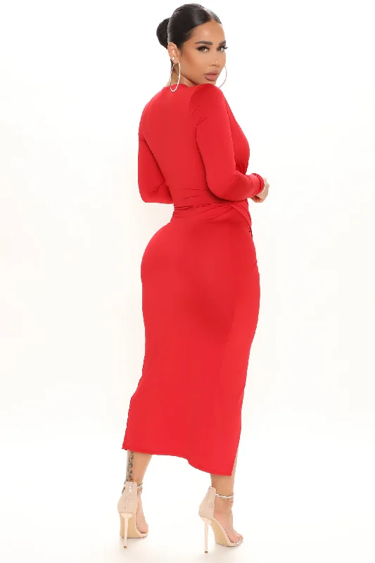 Eyes On Me Ruched Midi Dress - Red